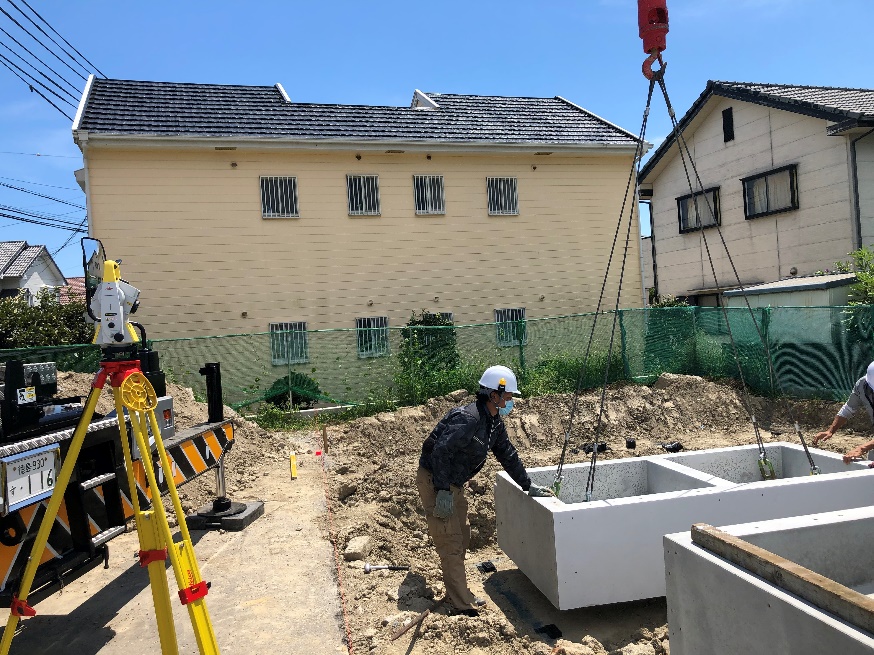 Leica iCON kundehistorie - byggearbeidere som monterer prefabrikkerte fundamenter.